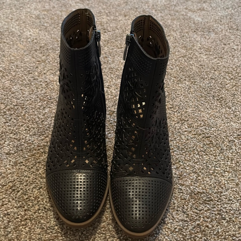 Franco Sarto black Damsel laser cut ankle boots side zipper womens size 7